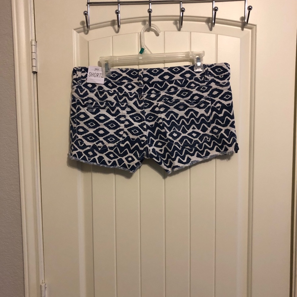Distressed Aztec shorts - Picture 6 of 8